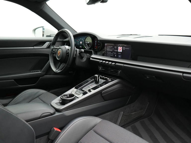 Porsche 992 Carrera 4