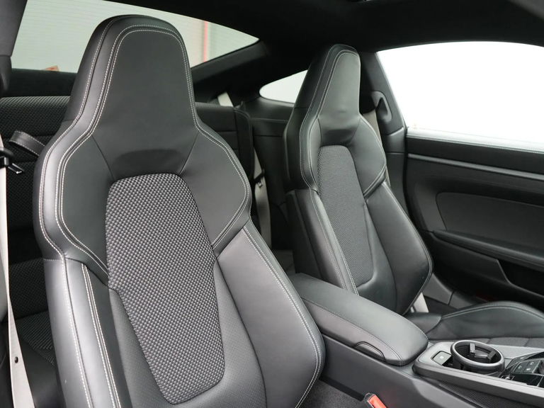 Porsche 992 Carrera 4