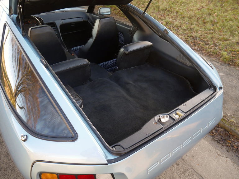 Porsche 928