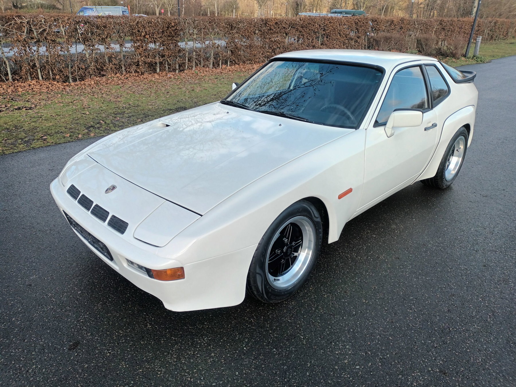 Porsche in Alpin White L90E - Color Overview - elferspot.com