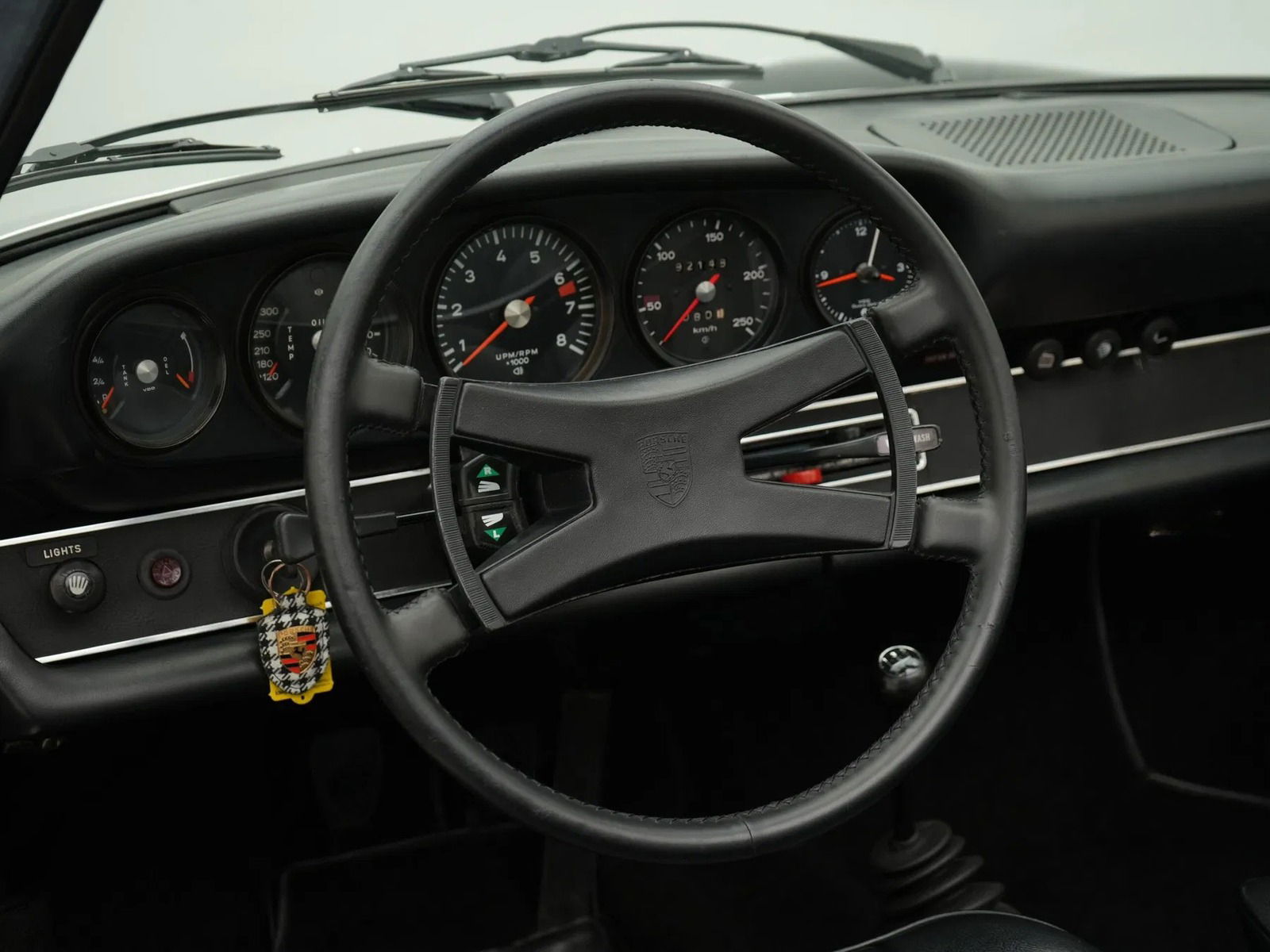 Porsche 911 T with the key on the left side of the steering wheel