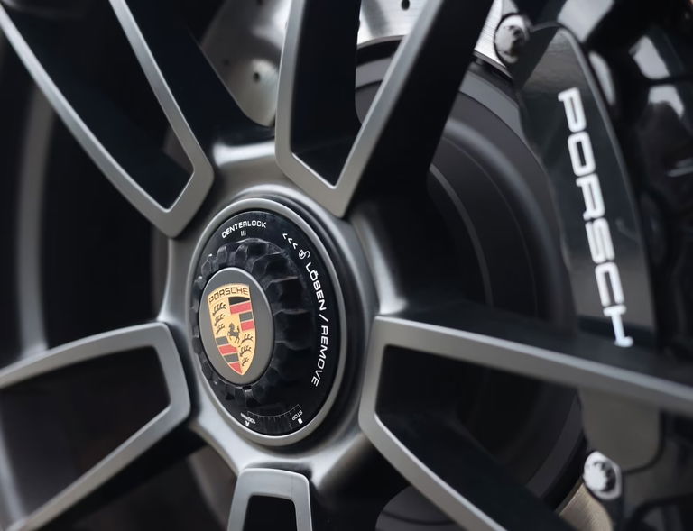 Porsche 992 Carrera 4 GTS