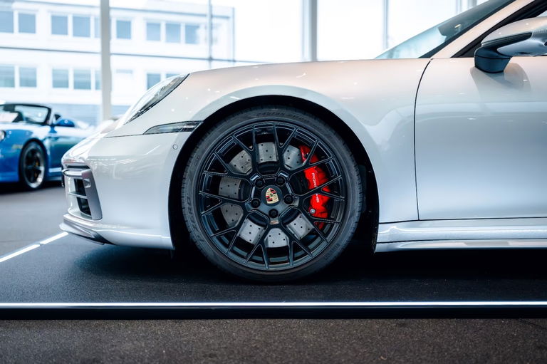 Porsche 992 Carrera 4 GTS