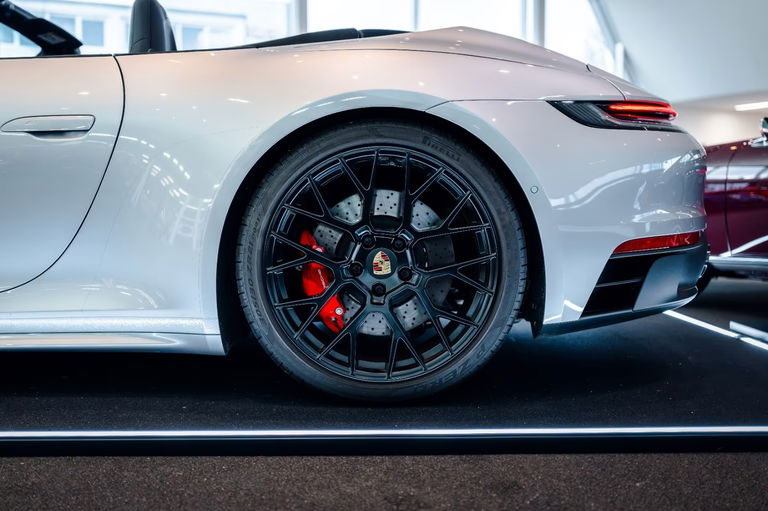 Porsche 992 Carrera 4 GTS