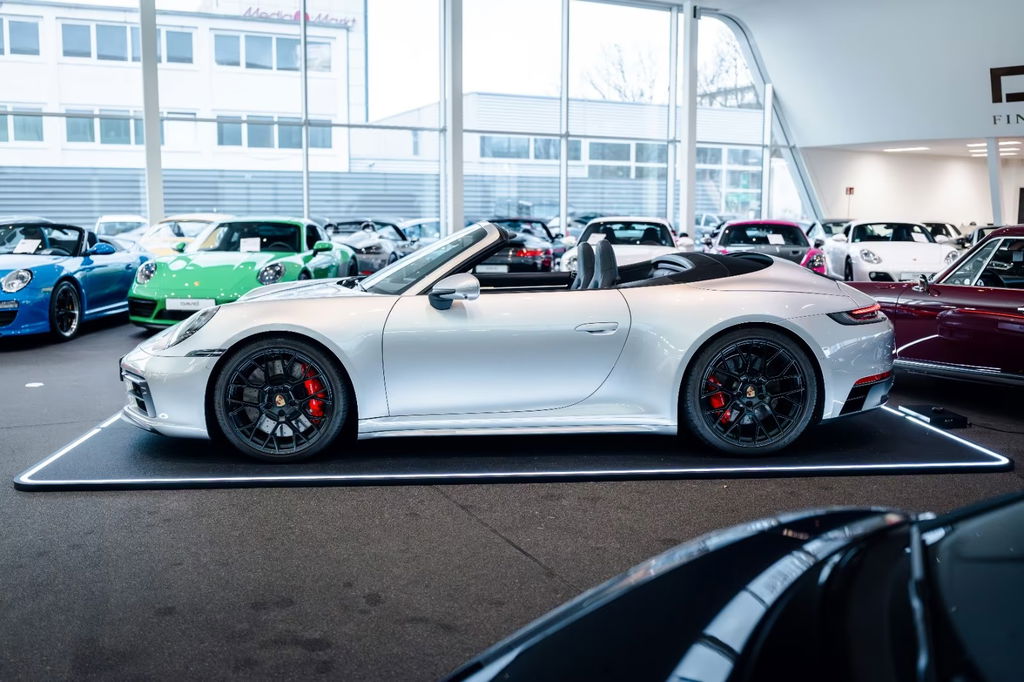 Porsche 992 Carrera 4 GTS
