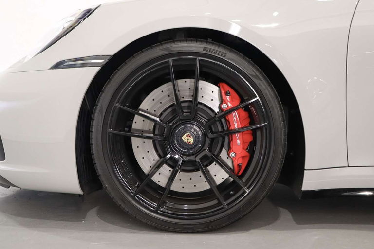 Porsche 992 Carrera 4 GTS