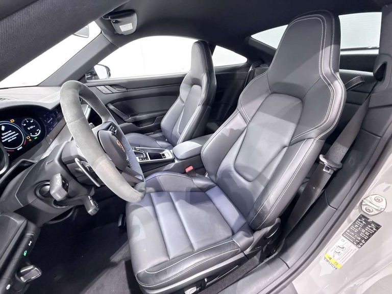 Porsche 992 Carrera 4 GTS