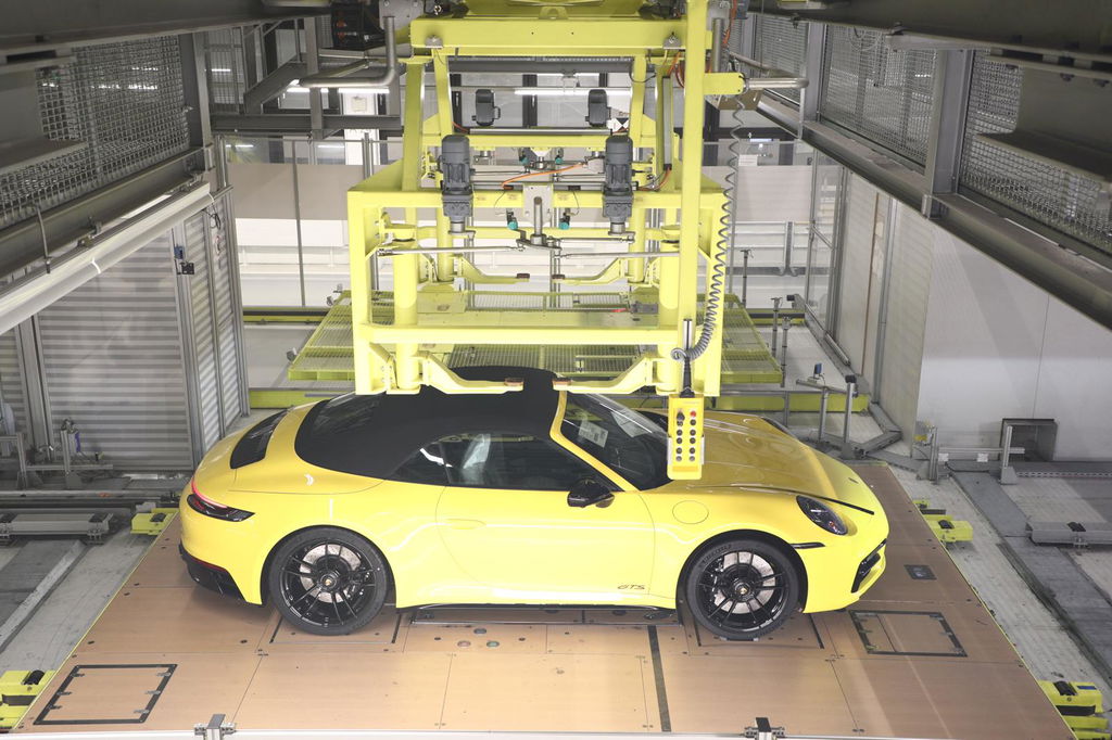 Porsche 992 Carrera 4 GTS