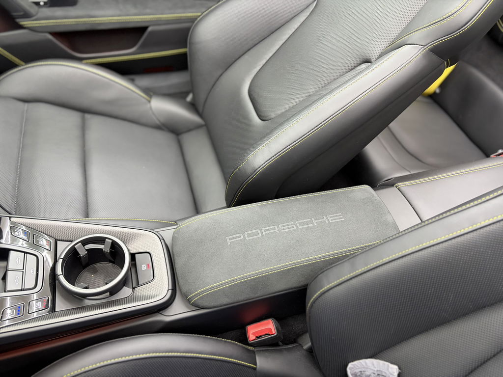 Porsche 992 Carrera 4 GTS