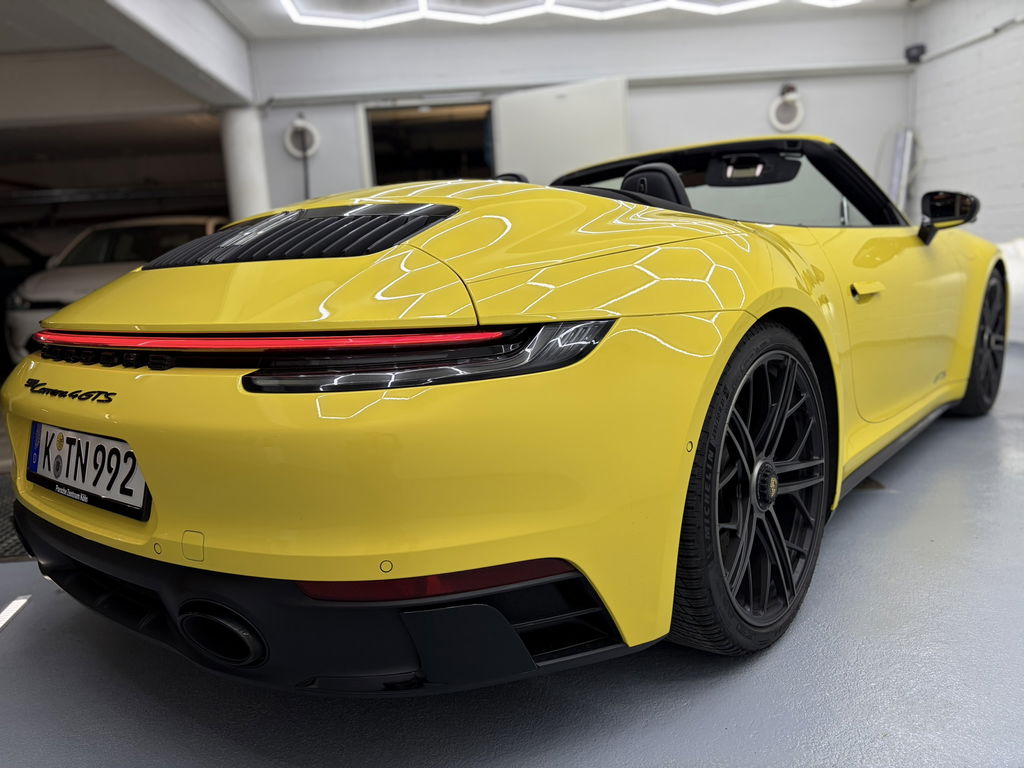 Porsche 992 Carrera 4 GTS