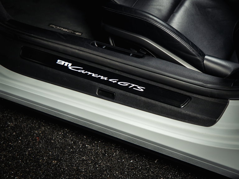 Porsche 992 Carrera 4 GTS
