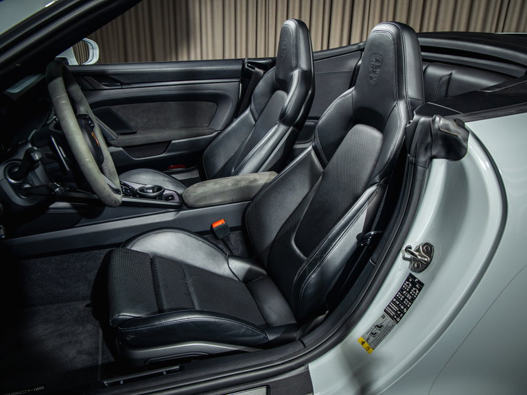 Porsche 992 Carrera 4 GTS