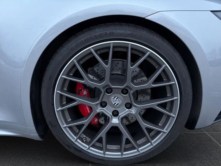 Porsche 992 Carrera 4 GTS