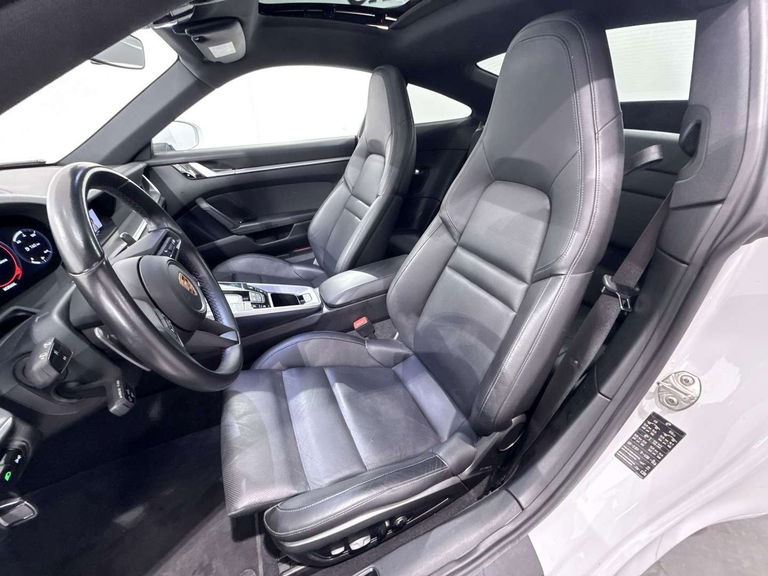 Porsche 992 Carrera 4