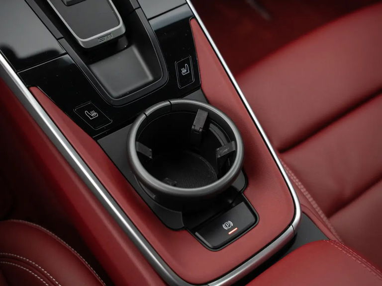 Porsche 992 Carrera 4 GTS