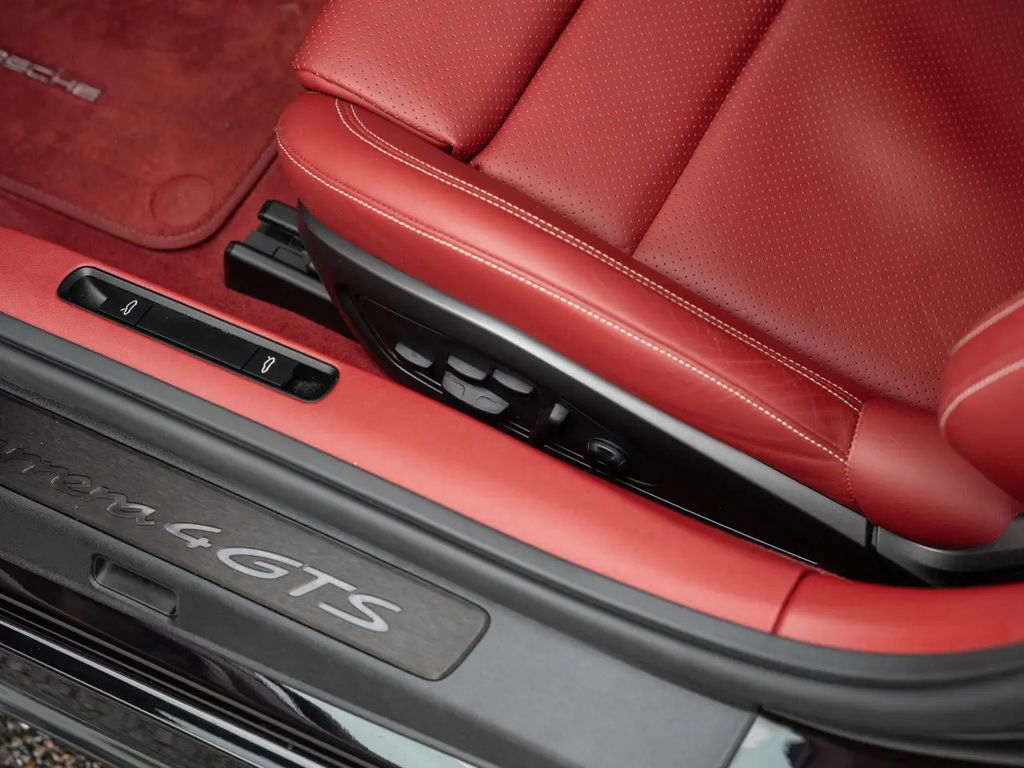 Porsche 992 Carrera 4 GTS