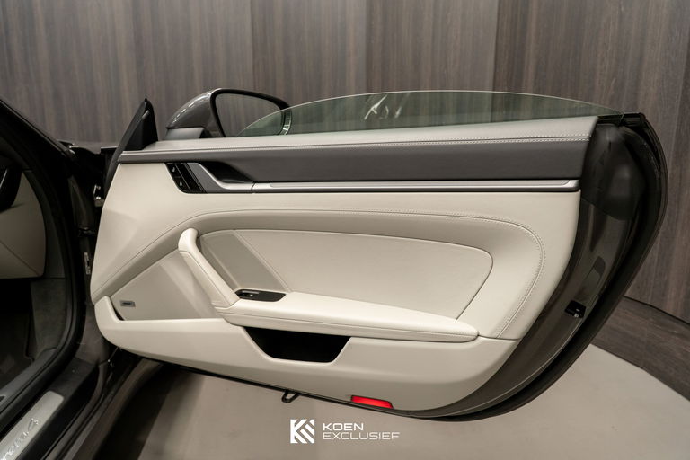 Porsche 992 Carrera 4