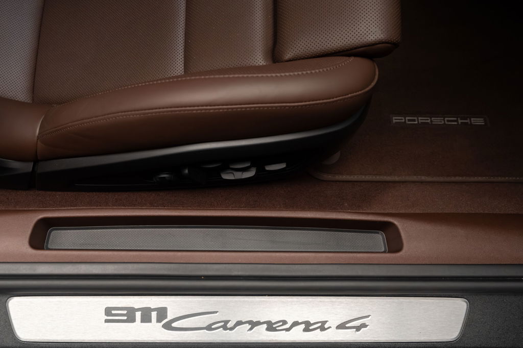 Porsche 992 Carrera 4