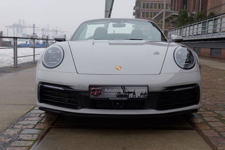 Porsche 992 Carrera 4