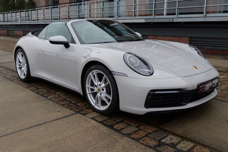 Porsche 992 Carrera 4