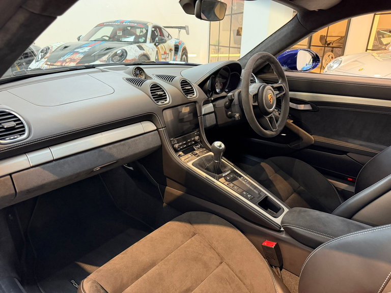 Porsche 718 Cayman GT4