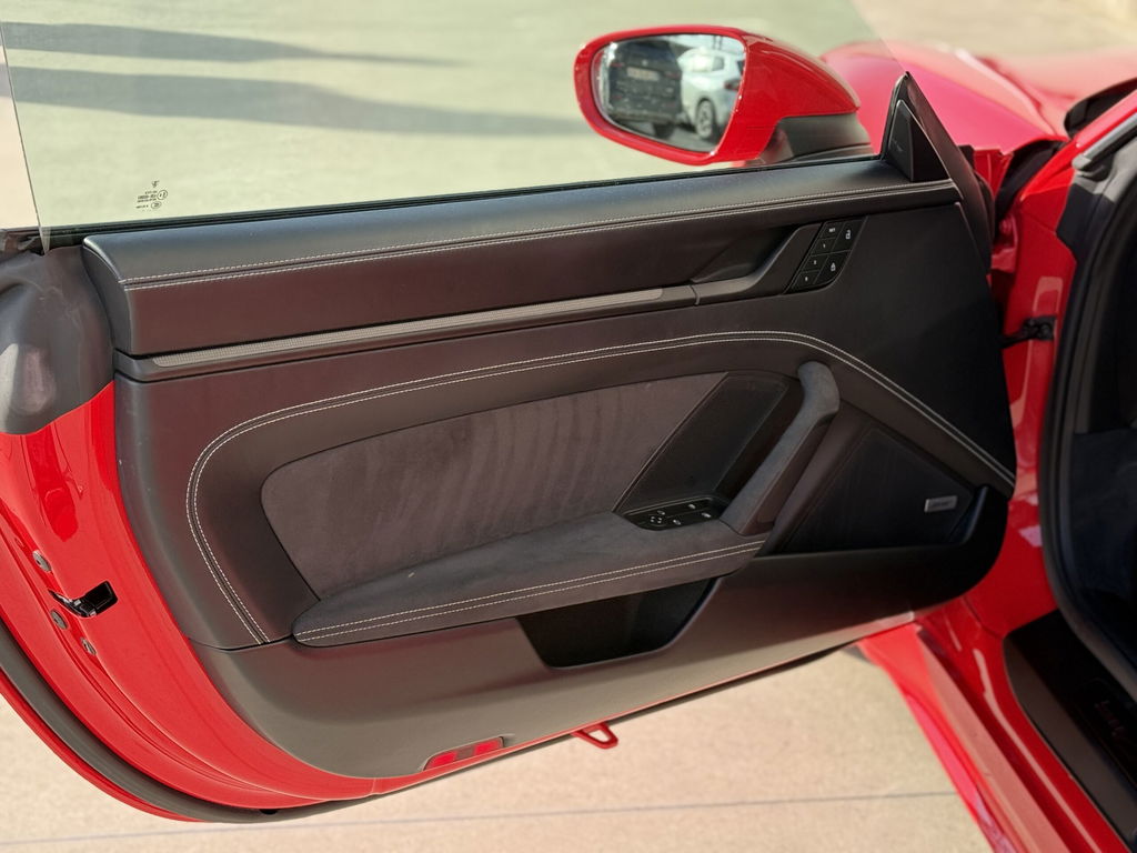 Porsche 992 Carrera 4 GTS