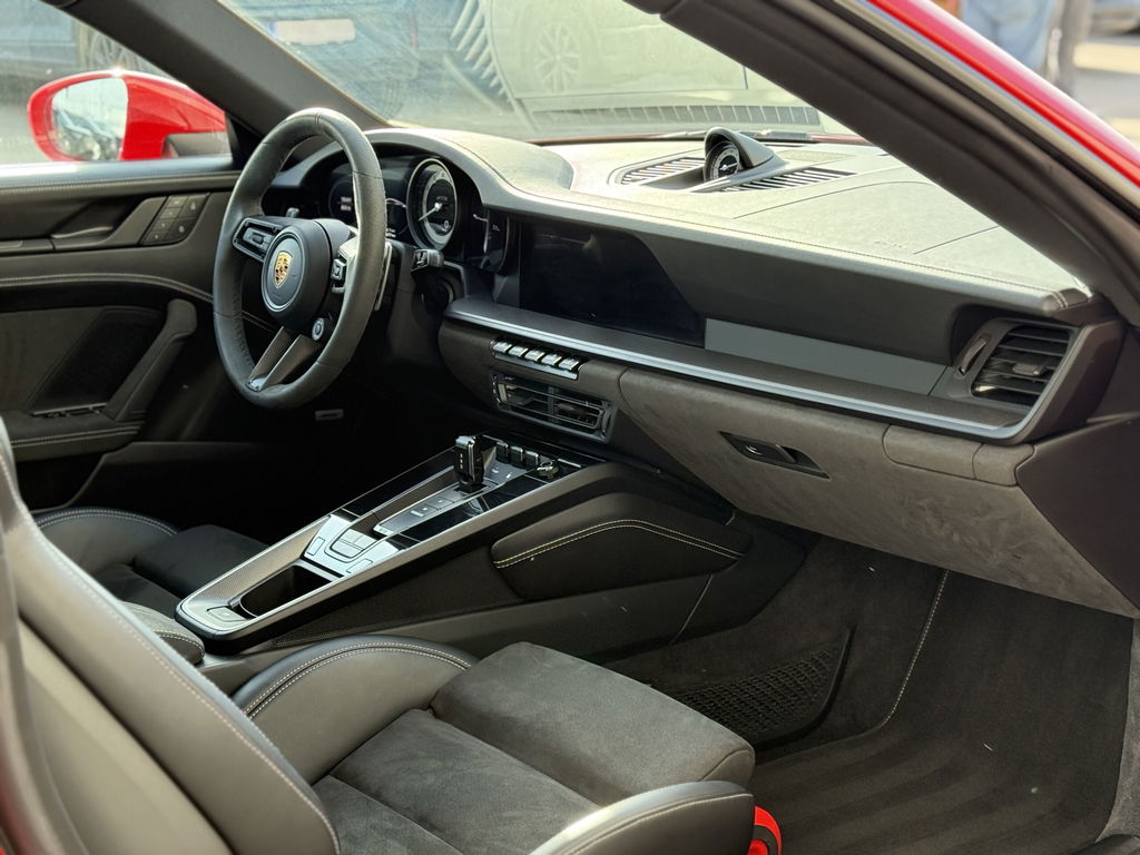 Porsche 992 Carrera 4 GTS