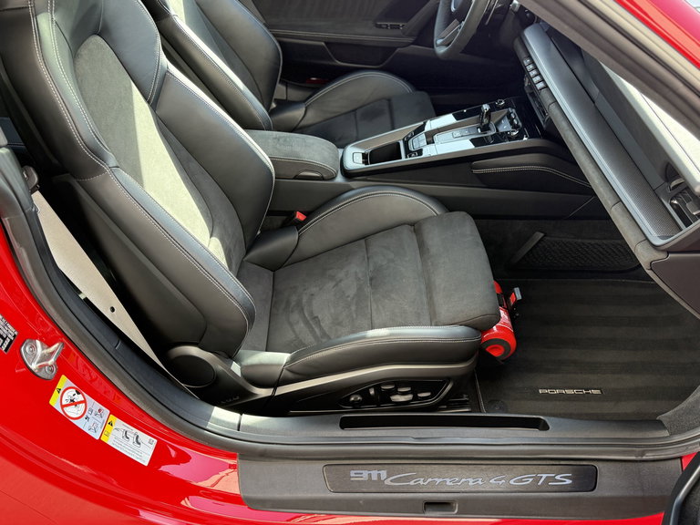 Porsche 992 Carrera 4 GTS