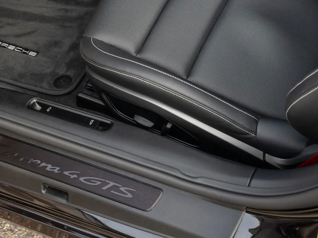 Porsche 992 Carrera 4 GTS