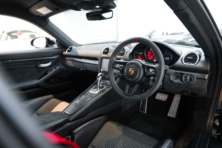 Porsche 718 Cayman GT4