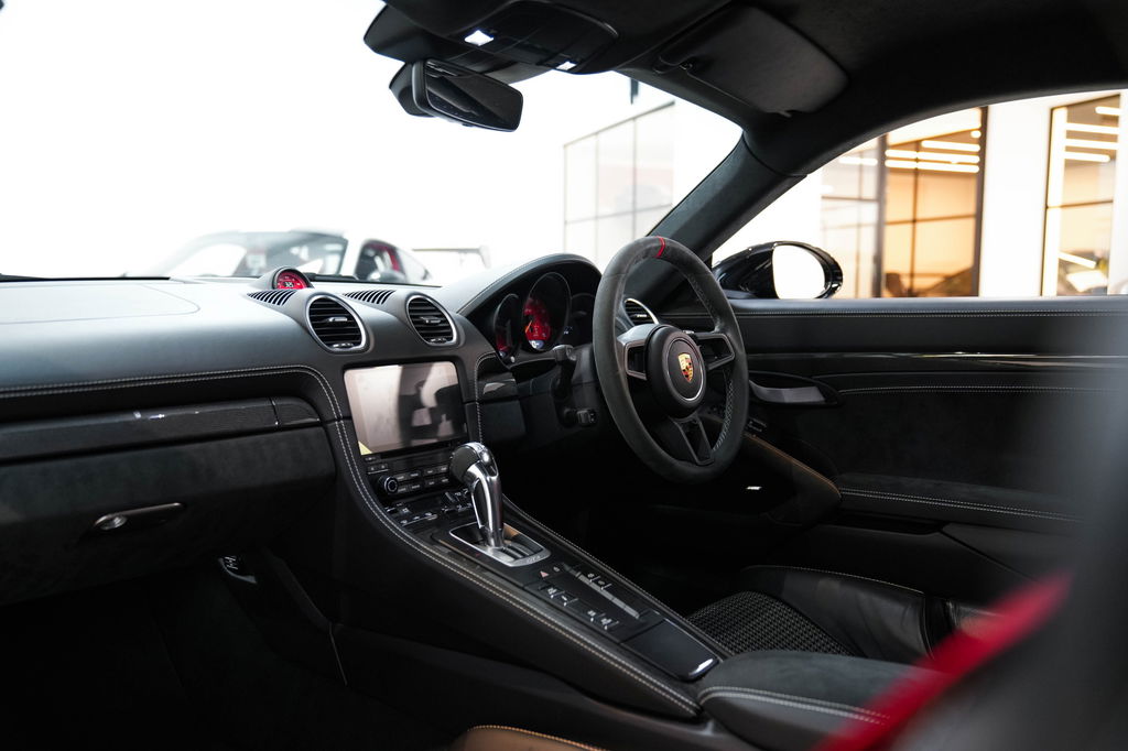 Porsche 718 Cayman GT4