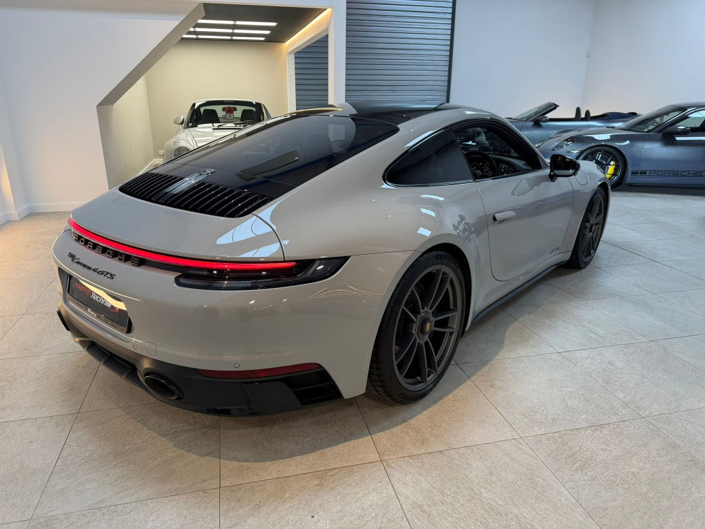 Porsche 992 Carrera 4 GTS