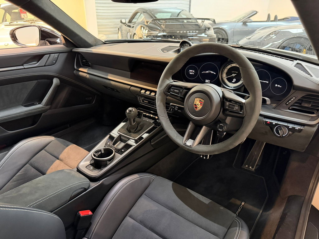 Porsche 992 Carrera 4 GTS