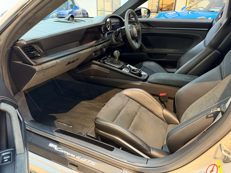 Porsche 992 Carrera 4 GTS