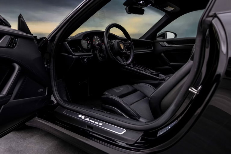 Porsche 992 Carrera 4