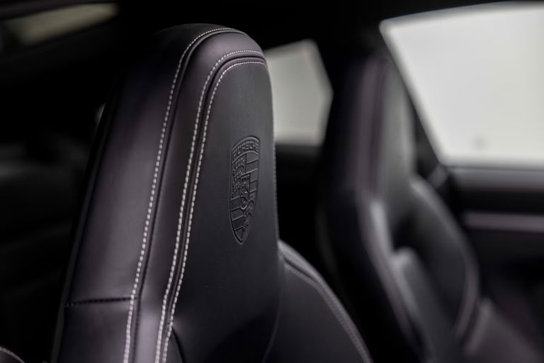 Porsche 992 Carrera 4