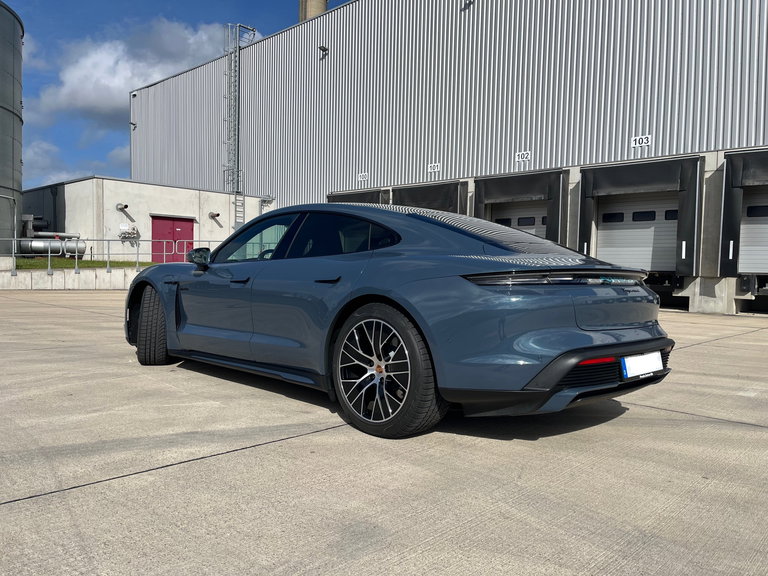 Porsche Taycan 4