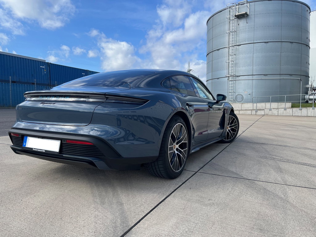 Porsche Taycan 4