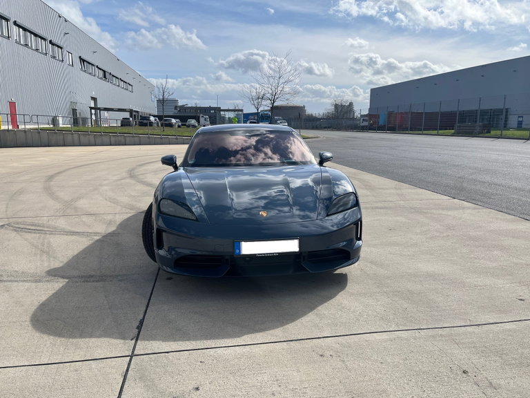 Porsche Taycan 4