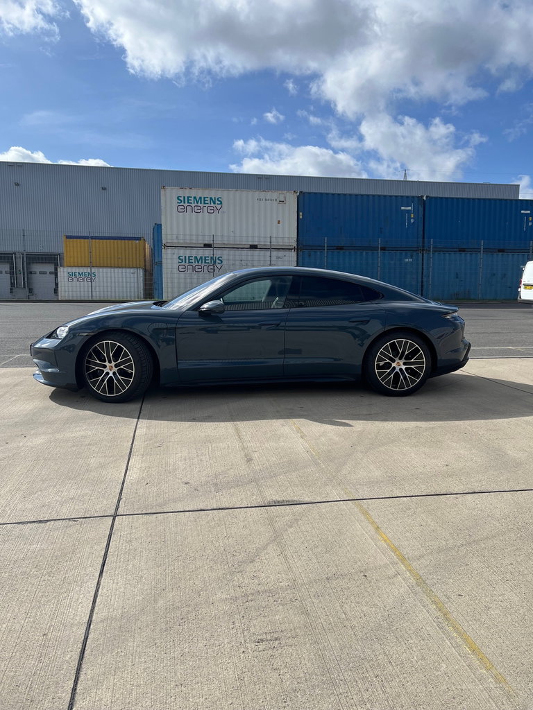 Porsche Taycan 4