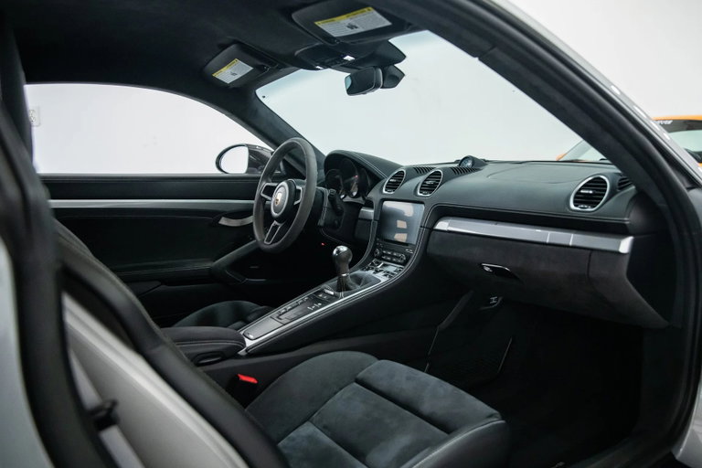 Porsche 718 Cayman GT4