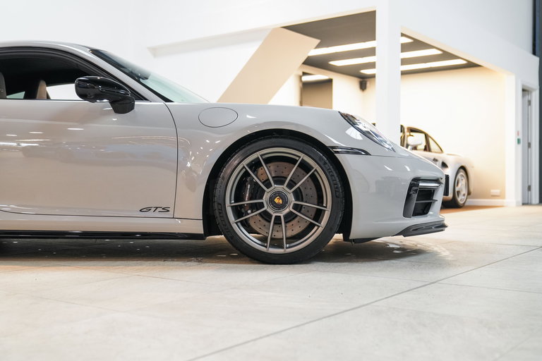 Porsche 992 Carrera 4 GTS
