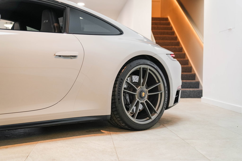 Porsche 992 Carrera 4 GTS