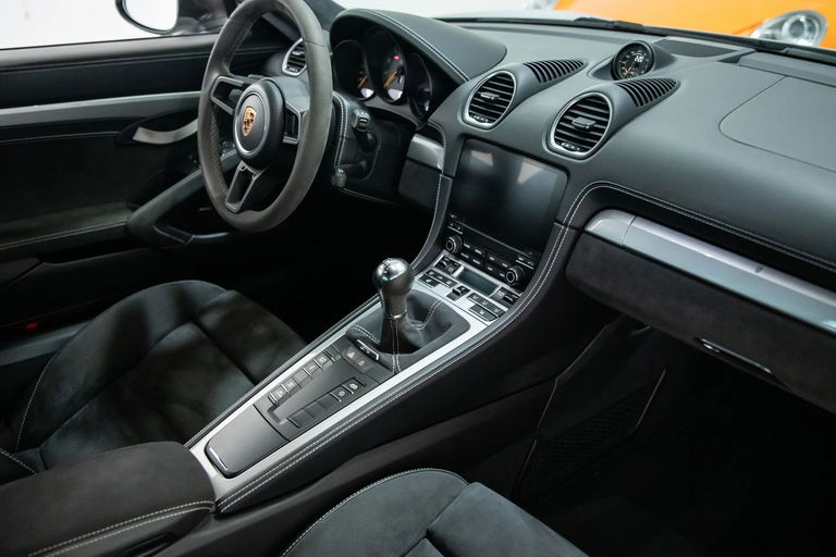 Porsche 718 Cayman GT4