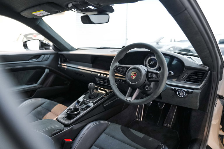 Porsche 992 Carrera 4 GTS