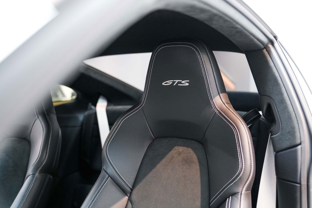 Porsche 992 Carrera 4 GTS