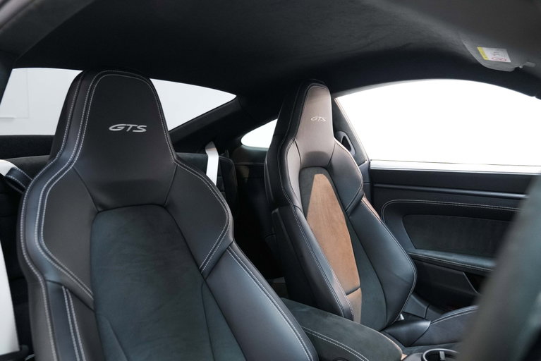 Porsche 992 Carrera 4 GTS