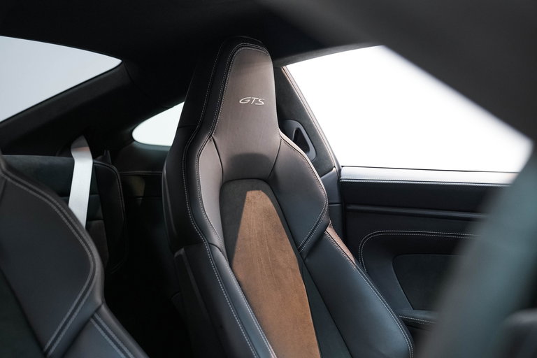 Porsche 992 Carrera 4 GTS