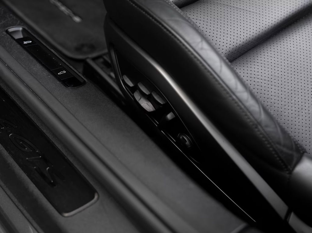 Porsche 992 Carrera 4 GTS