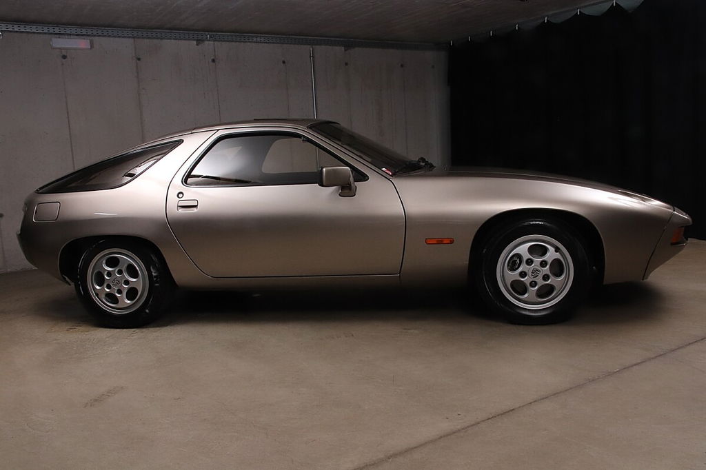 Porsche 928